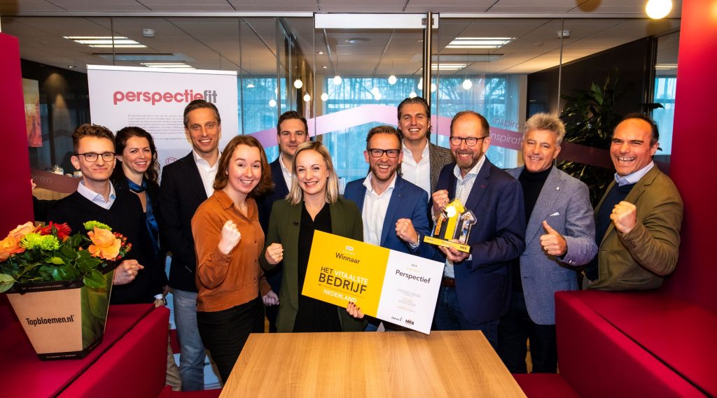 Medewerkers van Perspectief nemen prijs voor Vitaalste bedrijf van Nederland in ontvangst