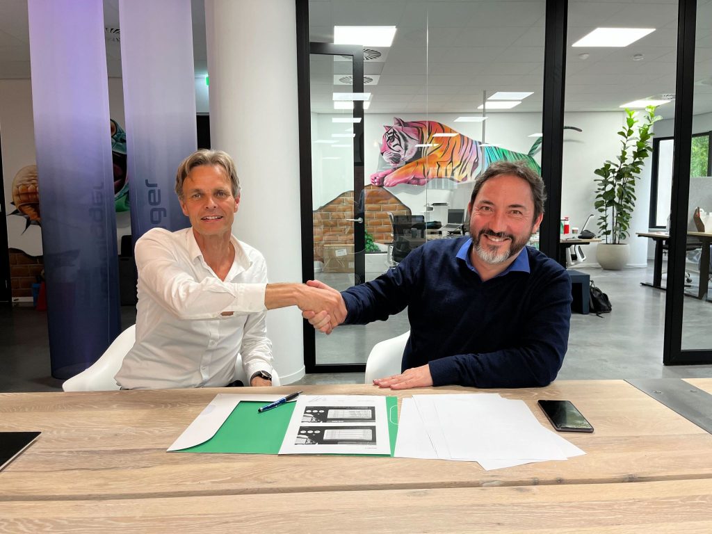 Adelbert en Yves schudden elkaar de hand na het tekenen van het contract