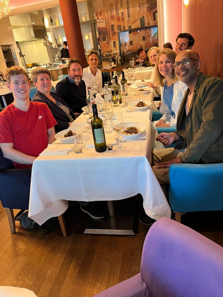 Jobdigger in een restaurant samen met Yves om de samenwerking te vieren
